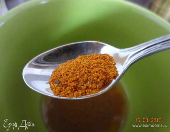 Винный уксус налить в емкость, добавив все оставшиеся специи (я взяла по пол чайной ложке), размешать до однородной консистенции и вылить в сотейник с соусом, варить на медленном огне еще 10 минут.