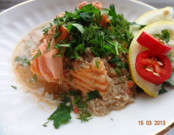 В глубокую тарелку выложить кусочки рыбы, полить сверху сациви, украсить зеленью укропа, петрушки и кинзы, кому что нравится, подавать с лавашом, ну а я люблю с ржаным хлебом!