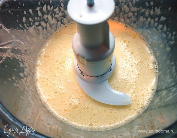 Яйца взбиваем с сахаром и ванильным сахаром в густую пену.