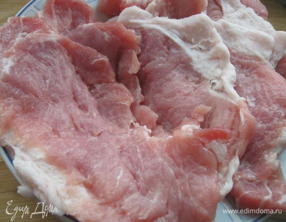 Нарезанные куски свинины отбить нежно, стараясь не порвать мясо, придавая овальную форму. Посыпать перцем, посолить.

