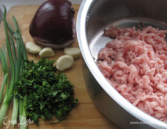 Лук очистить, порезать, обжарить. Чеснок пропустить через пресс. Зелень нарезать.

