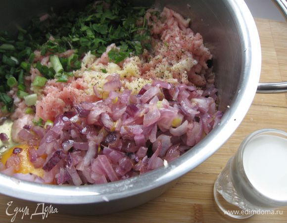 Оставшееся мясо пропустить через мясорубку, добавить сливки, 1 яйцо, жареный лук, чеснок, зелень. Перемешать.

