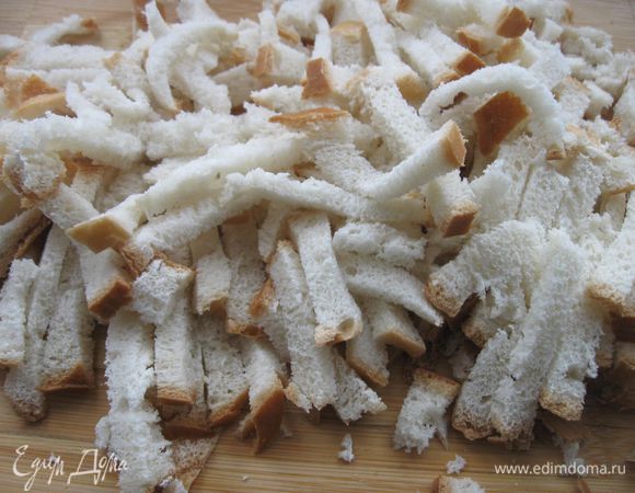 Хлеб порезать, поджарить на сковороде без масла. Растолочь молоточком через пленку или полотенце. Сухари должны быть не очень мелкие.
