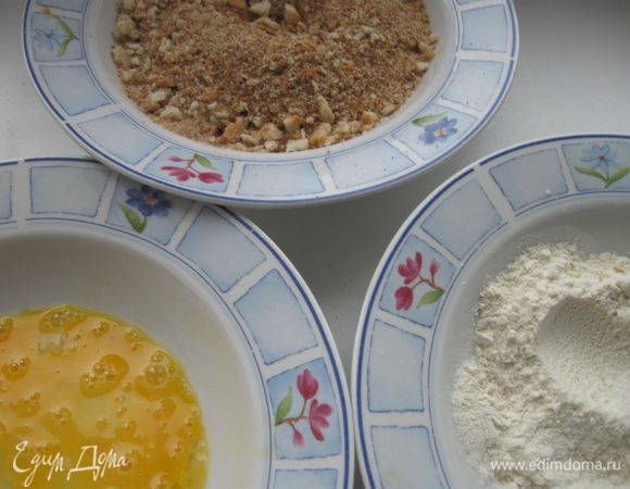 Рулеты обмакнуть в муку, взбитое яйцо, запанировать в сухарях.
