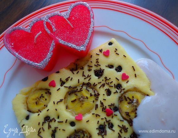 Нарезаем наш блин на порции, подаем с соусом, я еще украсила шоколадным штрейзелем)) Вот такой вот нехитрый завтрак для любимого)) Bon appetit!!!