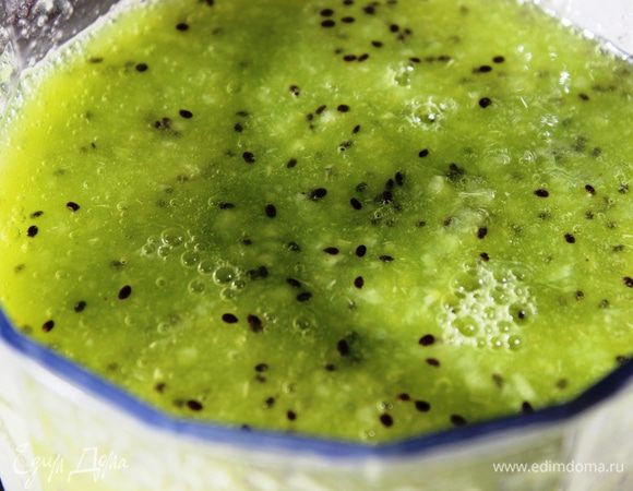 Киви очистить и измельчить в блендере вместе с сахарной пудрой