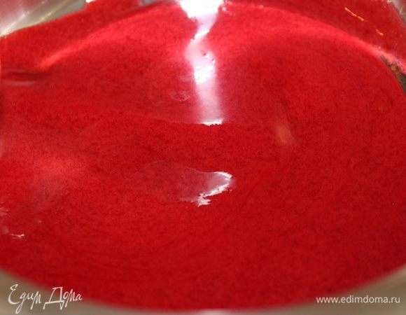 Малину также измельчить в блендере вместе с сахарной пудрой и протереть через сито, чтобы избавиться от зерен (вышло 230 гр. массы)