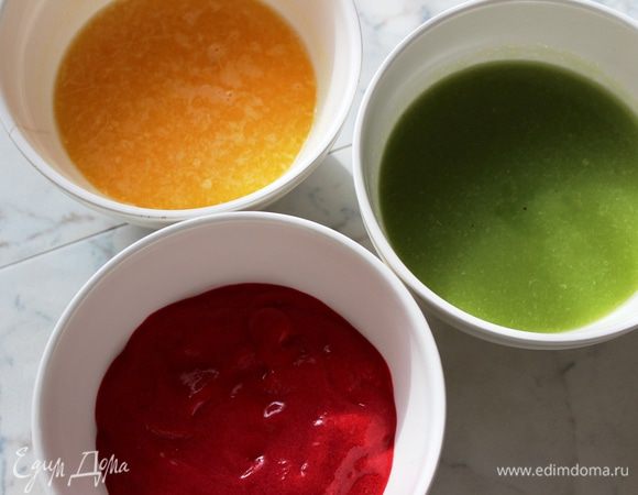 Отжать сок из двух апельсинов и добавить сахарную пудру...все тщательно перемешать (вышло 200 г). Получается три заготовки...зеленая, красная и желтая: из киви, малины и апельсина