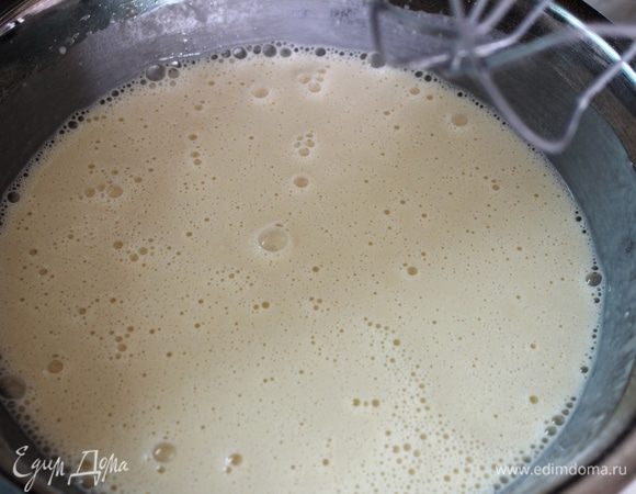 Приготовить тесто для блинов: яйца, сахар, соль и ванилин взбить миксером до пышной пены. Добавить масло, молоко (1/2 часть) и муку с содой...все тщательно взбить, чтобы не было комочков. Влить оставшееся молоко и еще раз взбить. Тесто должно быть жидким, чтобы блины получились тонкими (можно регулировать количеством молока...не вливайте его сразу)