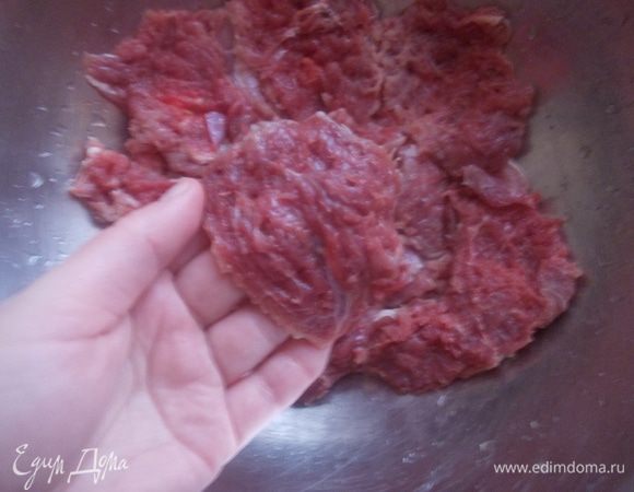 Говядину порезать на небольшие кусочки и отбить молоточком. Посолить и поперчить.