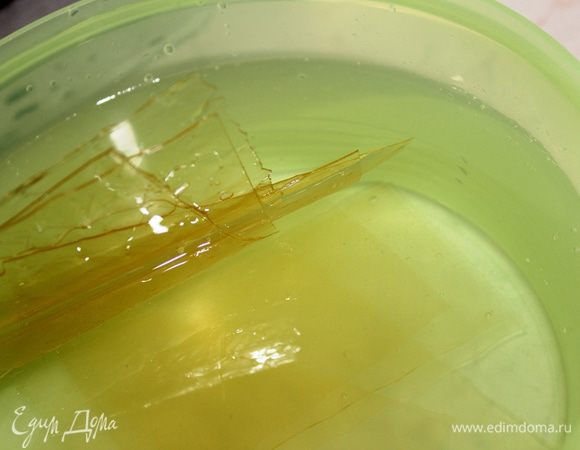 Желатин замочить в большом количестве холодной воды...у меня получилось 11 пластинок. Необходимо рассчитать точное количество желатина: на каждые 100 мл. жидкости - 1 пластинка (2,4 г). Пока будем печь блины, желатин хорошо замочится