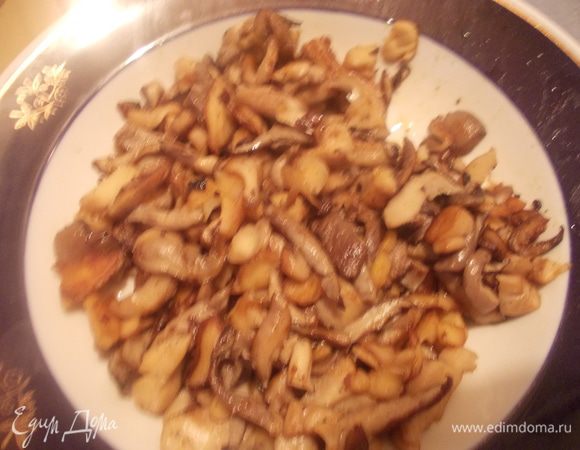 Грибы порезать мелко и также обжарить.