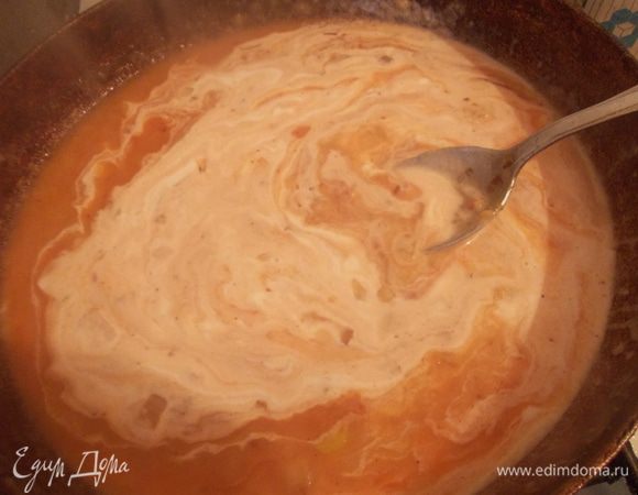 Для приготовления соуса, обжариваем до прозрачности лук. Затем добавляем муку, быстро перемешиваем и вливаем бульон. Провариваем до загустения,добавляем томатную пасту и сметану, солим и перчим. Доводим до кипения и выключаем огонь. 