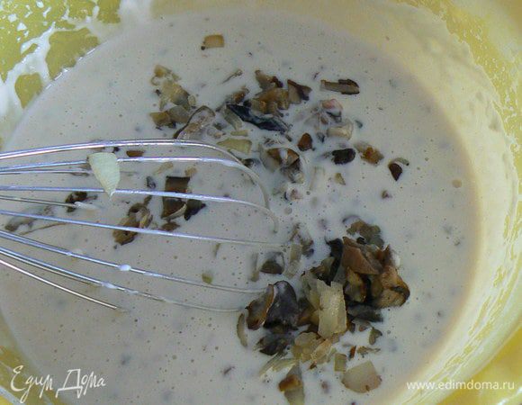 добавить грибы в тесто