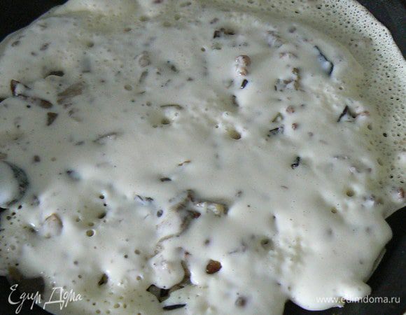 жарить блины как обычно, каждый раз перемешивая тесто