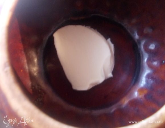 Берем горшочки (у меня их вышло два), и кладем по кусочку сливочного масла.