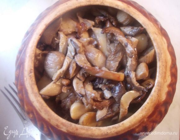 Затем укладываем мясо, а сверху грибы.