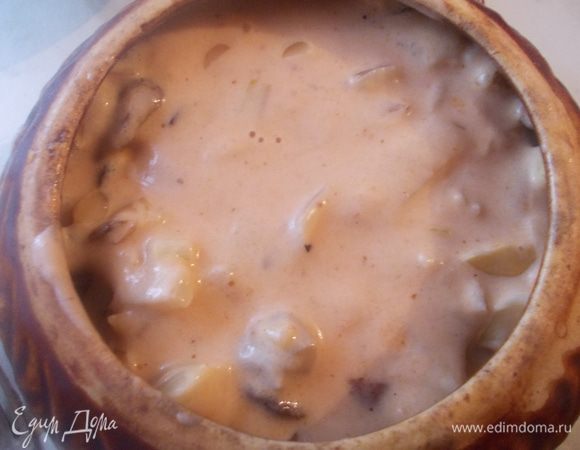 Затем заливаем соусом и ставим в духовку томится при 160-170 С. на часик.