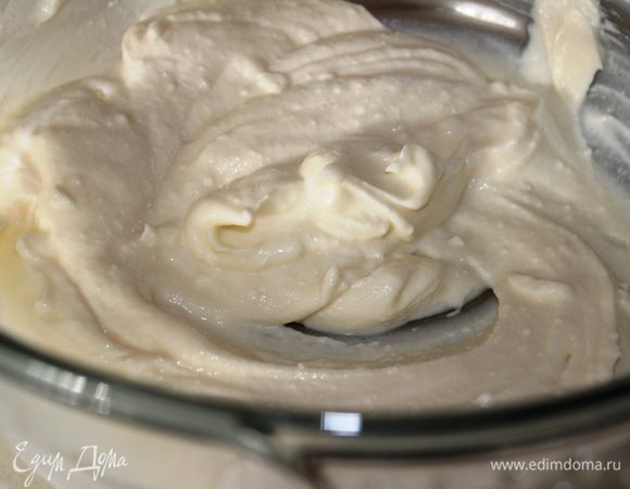 Приготовить начинку № 1 (белую) с сыром Рикотта. Для этого взбить миксером сыр с сахарной пудрой и ликером