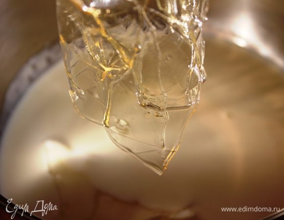 Сливки влить в сотейник, нагреть и растворить в них отжатый от воды желатин...сильно не нагревать