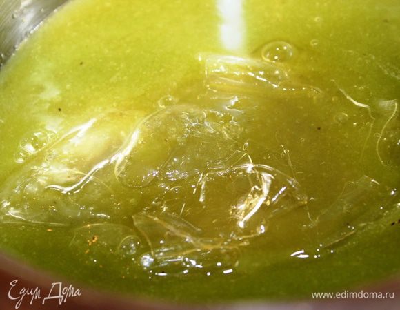 Сотейник помыть, налить в него 4-5 ст.л. зеленой массы (из киви), немного нагреть и растворить отжатый  желатин. Подмешать желатиновую массу к основной зеленой начинке и поставьте в холодильник (необходимо регулярно помешивать и не давать сильно застывать). Здесь хочу сразу сказать, что масса из киви очень плохо (долго) застывает (скорее всего, из-за кислоты). Поэтому можно желатин увеличить, чтобы в последствии она не растекалась