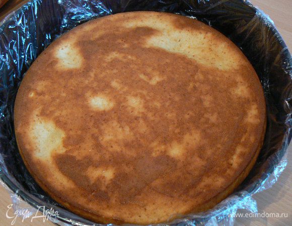 собираем торт: выстелить разъемную форму пищевой пленкой, положить корж,