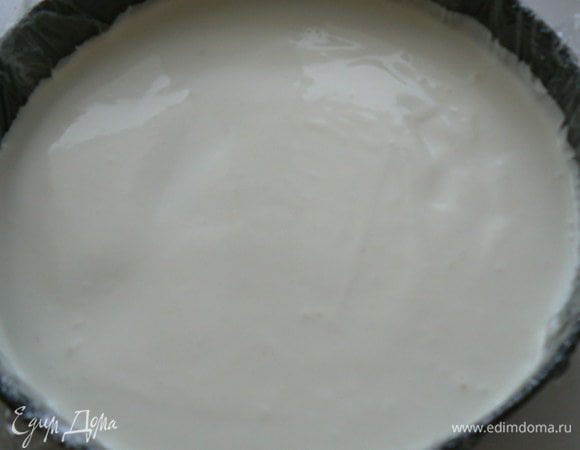 на корж вылить часть сливочного крема,