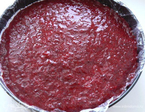 затем аккуратно выложить бруснику,