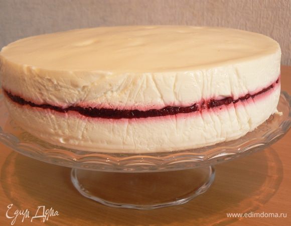 Отправить все в холодильник до полного застывания, затем извлечь торт.