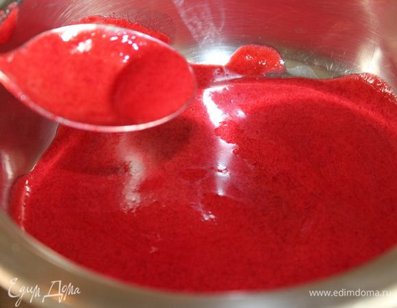 Снова помыть сотейник, налить в него 4 ст.л. красной массы (из малины), нагреть и растворить в ней отжатый желатин. Все перемешать вместе с основной красной начинкой и поставить в холодильник (не забывать помешивать, чтобы сильно не застыло)