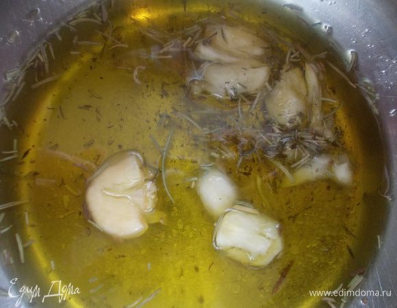 В кастрюльку вылить масло,добавить розмарин,соль и раздавленный чеснок. Поставить на медленный огонь и хорошо прогреть. Затем остудить до теплой температуры.