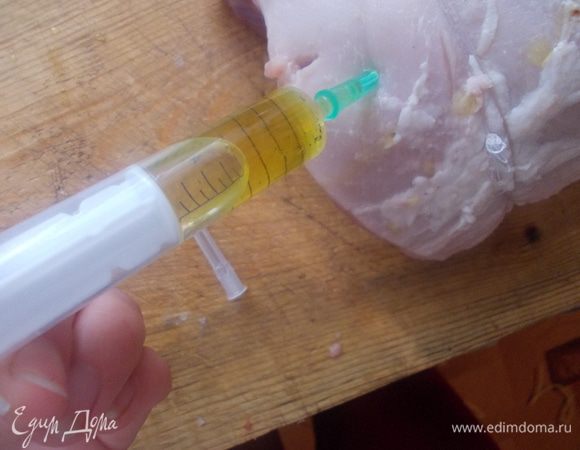 Затем мясо хорошо перевязать ниткой и с помощью шприца сделать уколы. Для этого нам понадобится толстая игла и немного усилий,так как маринад из оливкового масла вводиться  довольно тяжело.