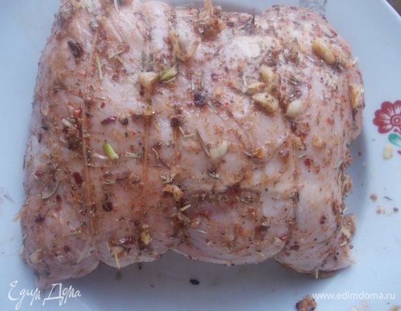 Затем мясо хорошенько натереть солью и специями. Поставить запекать в духовку на 1.5 часа при 180 С. Постоянно поливать выделившимся соком.