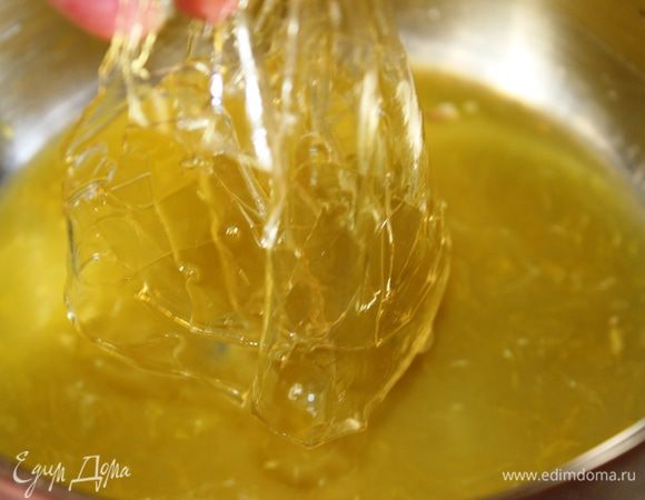 Помыть сотейник, влить в него 4 ст.л. желтой массы (из апельсина) и цитрусовый ликер...нагреть и растворить отжатый желатин...соединить с желтой начинкой и поставить в холодильник (следить, чтобы сильно не застывало)