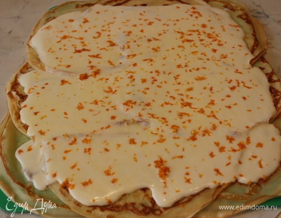 Начинку № 1 (белую) распределить поверх блинов, сверху натереть цедру с двух апельсинов и поставить в морозильную камеру минут на 15-20, если в холодильник, то на 30 минут