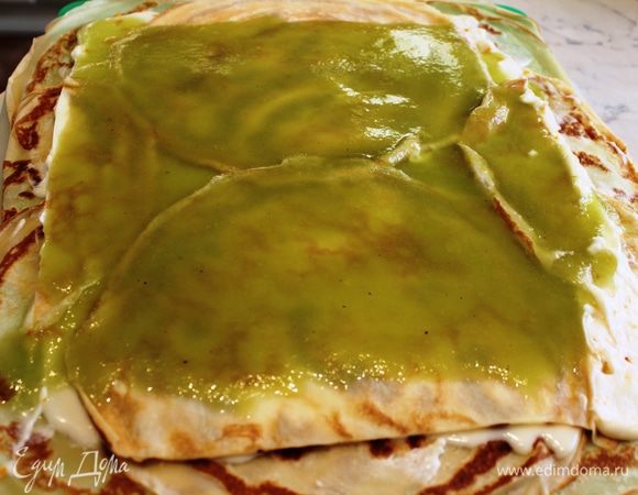Как только белая начинка схватится, накрыть ее сверху еще несколькими блинами и выложить зеленую начинку № 2. Как я уже упомянула выше, киви очень долго застывает, поэтому можно увеличить желатин (у меня эта начинка немного растеклась, но зато хорошо пропитала блины, придав им кислинку и аромат киви))) Снова поставить все в морозильную камеру холодильника (на ровную поверхность, чтобы не потекло) минут на 20