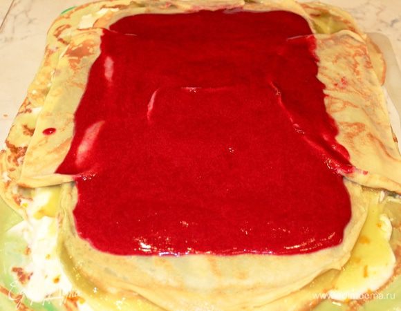 Накрыть зеленую начинку блинами (2 или 3) и выложить на них красную начинку № 3. Поставить в морозильную камеру минут на 15-20