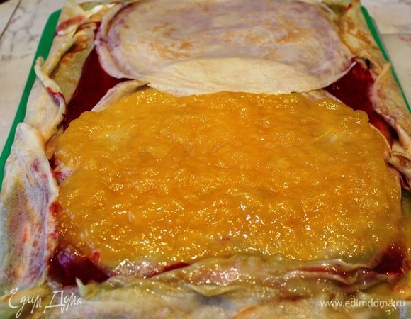 На красную начинку выложить оставшиеся два блинчика, на них начинку № 4 (желтую)...к этому времени она уже немного застынет))) Поставить в морозильную камеру буквально минут на 10 (я загнула края блинов, т.к. зеленая начинка из киви все время хотела ускользнуть)