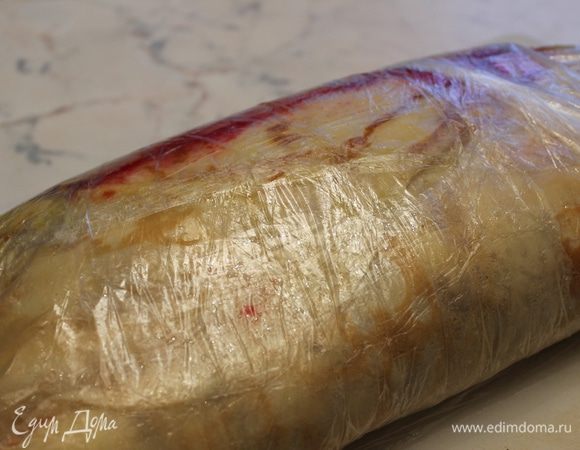 Закрутить рулет в пленку (я еще надела сверху полиэтиленовый пакет для прочности). Поставить его в морозильную камеру на 1 час...затем переложить в общее отделение холодильника и оставить там на ночь чтобы все слои хорошо застыли