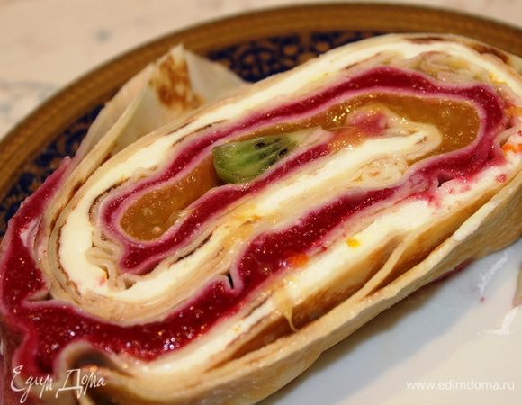 Все-таки не зря затеяла я весь этот долгий процесс!!! Утром каждому достался замечательный десерт...яркий, красивый, очень вкусный и безумно нежный! Он просто тает во рту....блинчики пропитались фруктовыми соками и ароматами! Мы получили истинное наслаждение! С яркой масленицей Вас!!!