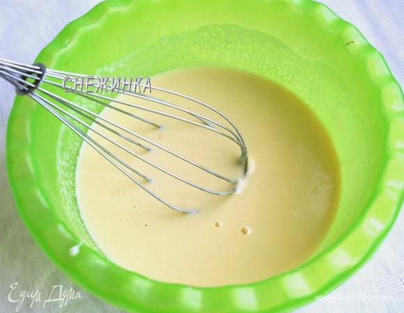 Ряженку немного нагреваем, чтобы она стала тёплой. Добавляем сахар, соль, яйца, хорошо растираем венчиком.