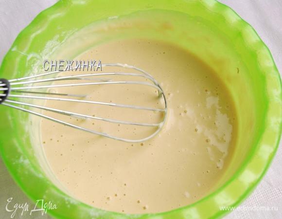 Кладём муку и разрыхлитель, вымешиваем венчиком в однородную массу.