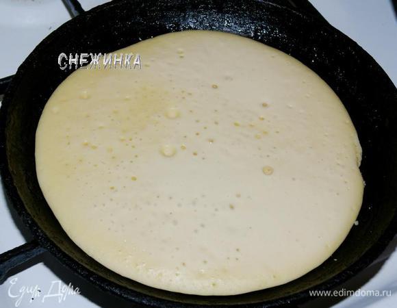 Сковороду очень хорошо разогреваем, слегка смазываем её растительным маслом. Выливаем треть теста на сковороду, равномерно распределяем по всей поверхности. Жарим под крышкой до золотистого цвета с нижней стороны.