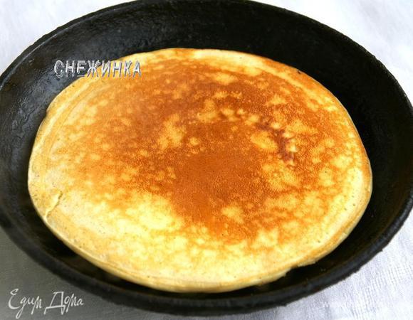 Затем переворачиваем и жарим до золотистого цвета с другой стороны.