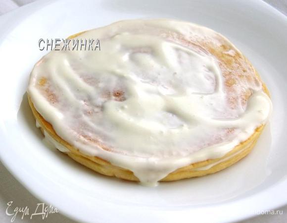 Также выпекаем ещё две пышки. Сметану смешиваем с сахарной пудрой. Кладём блины-пышки на тарелку одну на другую, смазывая сладкой сметаной. Сверху я присыпала корицей.