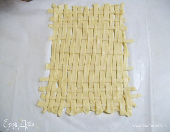 Так на пергаменте сплели 2 (два) прямоугольных  коврика.