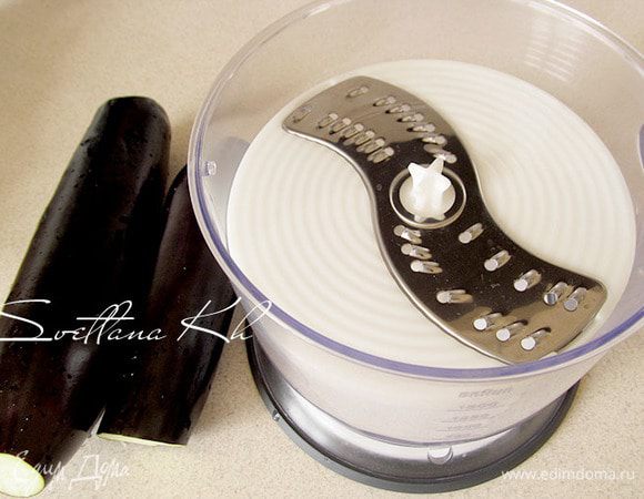 Баклажаны очистить и натереть на терке, посолить, сдобрить специями.
Мои баклажаны не горчат, и я специально  ничего не предпринимала, чтобы убрать горечь.
Для натирания использовала процессор с теркой. Можно натереть вручную.