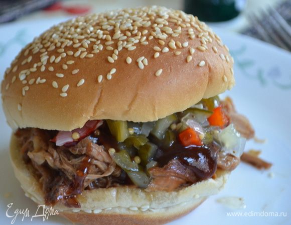 И подаем к столу. Я добавила от себя релиш сладкий в булочки с мясом.