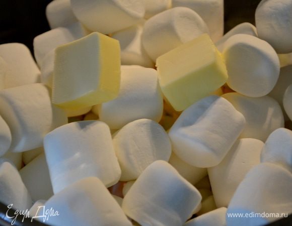 Растопить маршмэллоу 400 г и сливочным маслом в специальной емкости для микроволновки. Поставить на 3-4 мин.