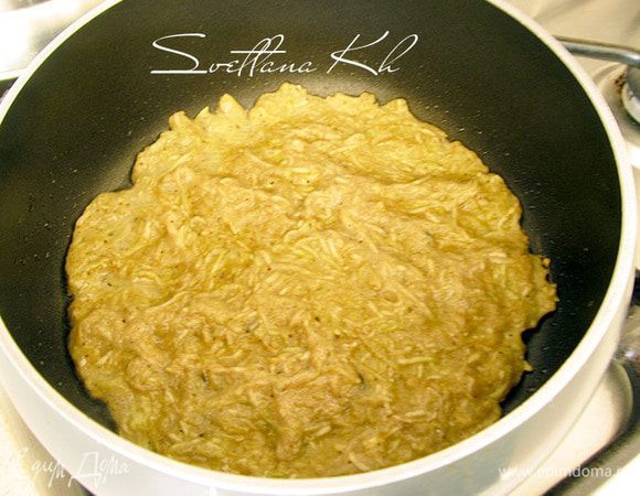 На разогретую сковороду с растительным маслом выкладывать по 2-3 ложки теста, размазывая его по диаметру сковороды. Я делала в небольшом ковшике, так как, меньше сковороды не нашлось. Диаметр примерно 18 см. Как раз для двоих, но накормить хватит и четверых. Обжаренный блин перевернуть на другую сторону. Таким образом поджарить все блинчики. 